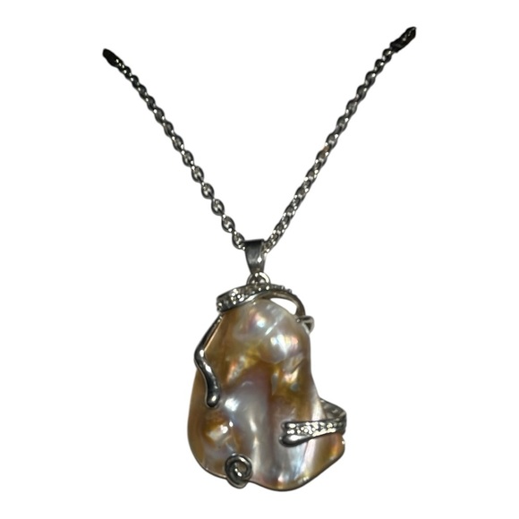 MOP pendant necklace - Gorgeous! 20” chain included - Picture 6 of 7